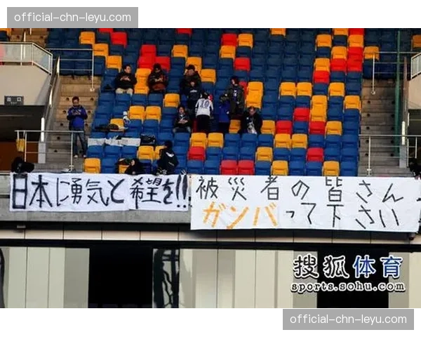 温情一幕：西汉姆联小球迷高举标语为患病母亲加油，获全场掌声